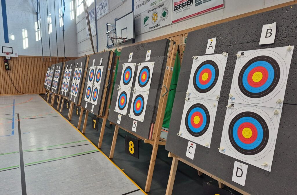 Zielscheiben in einer Sporthalle, wie sie beim Training und bei Turnieren im Blankbogenschießen genutzt werden